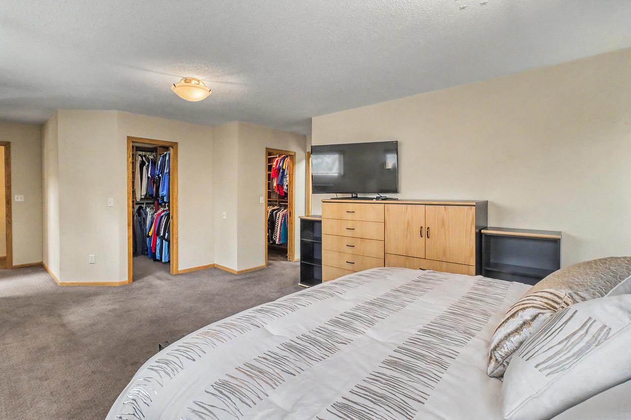 75 Prairiewood Drive S Property Photo 45