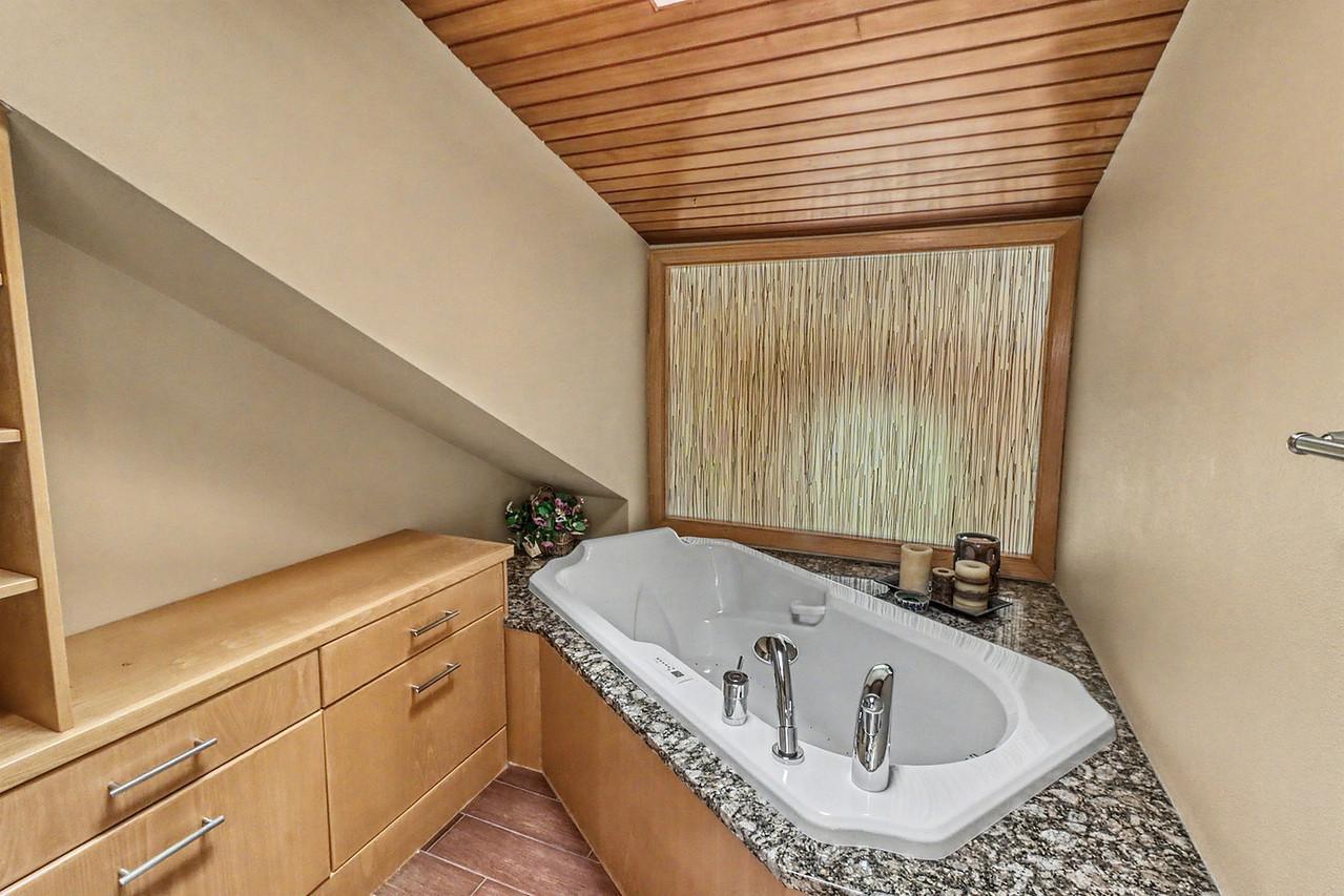 75 Prairiewood Drive S Property Photo 49