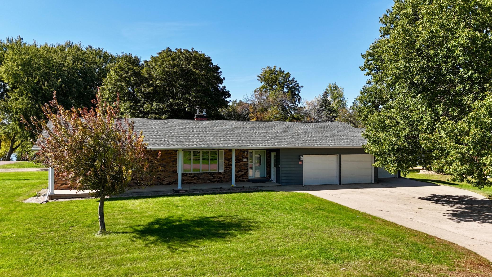 615 Lake Avenue E Property Photo 1