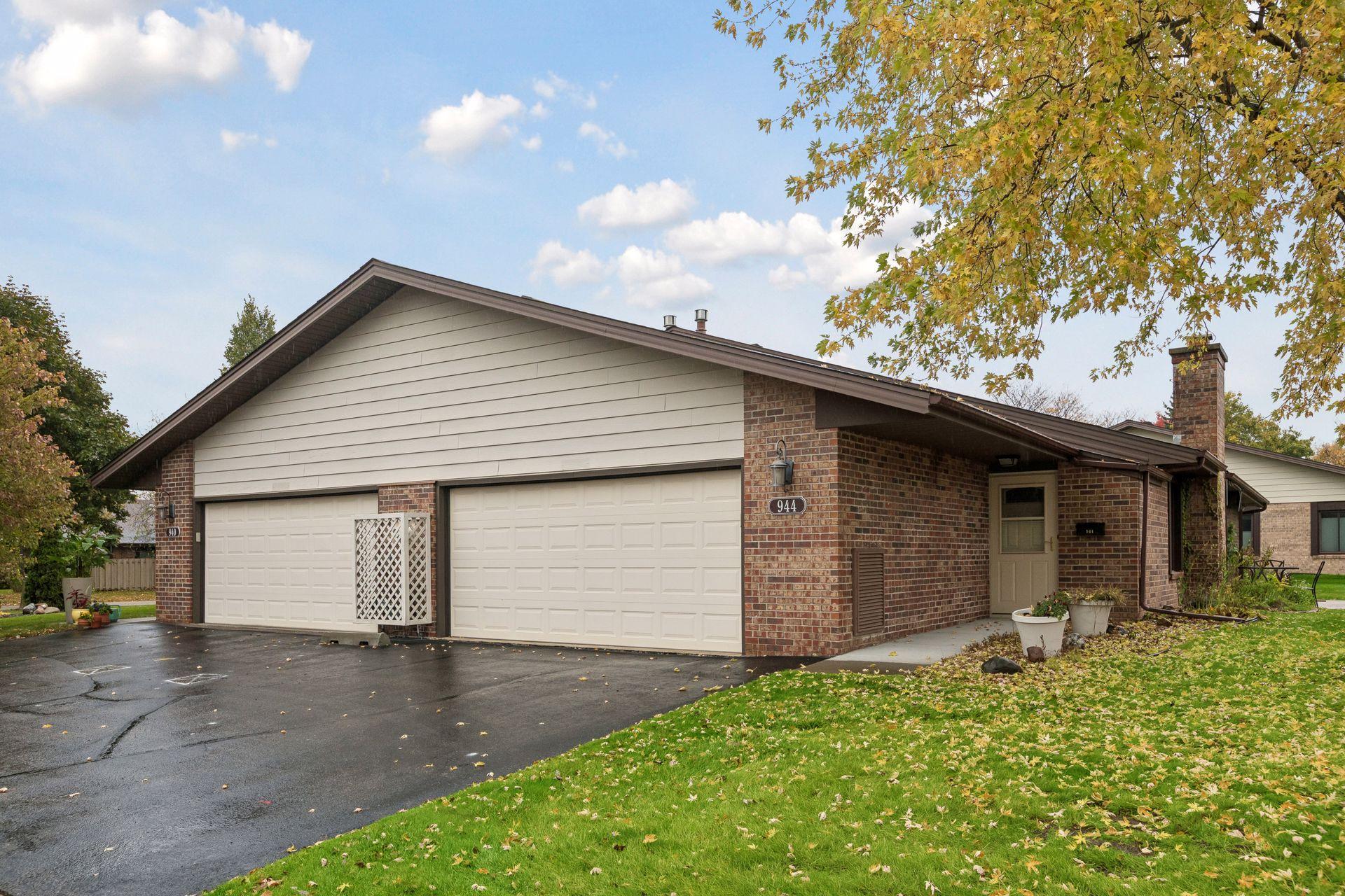 944 Zanzibar Lane N Property Photo 1