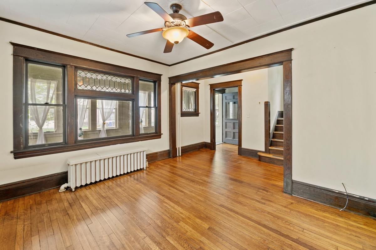 985 5th Street E Property Photo 1