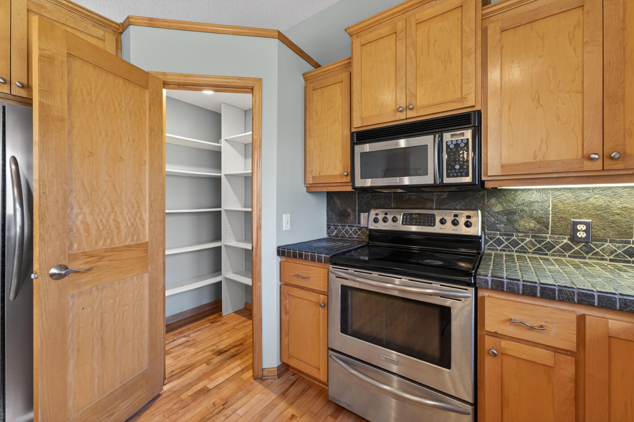 101 Carriage Hill Drive E Property Photo 11