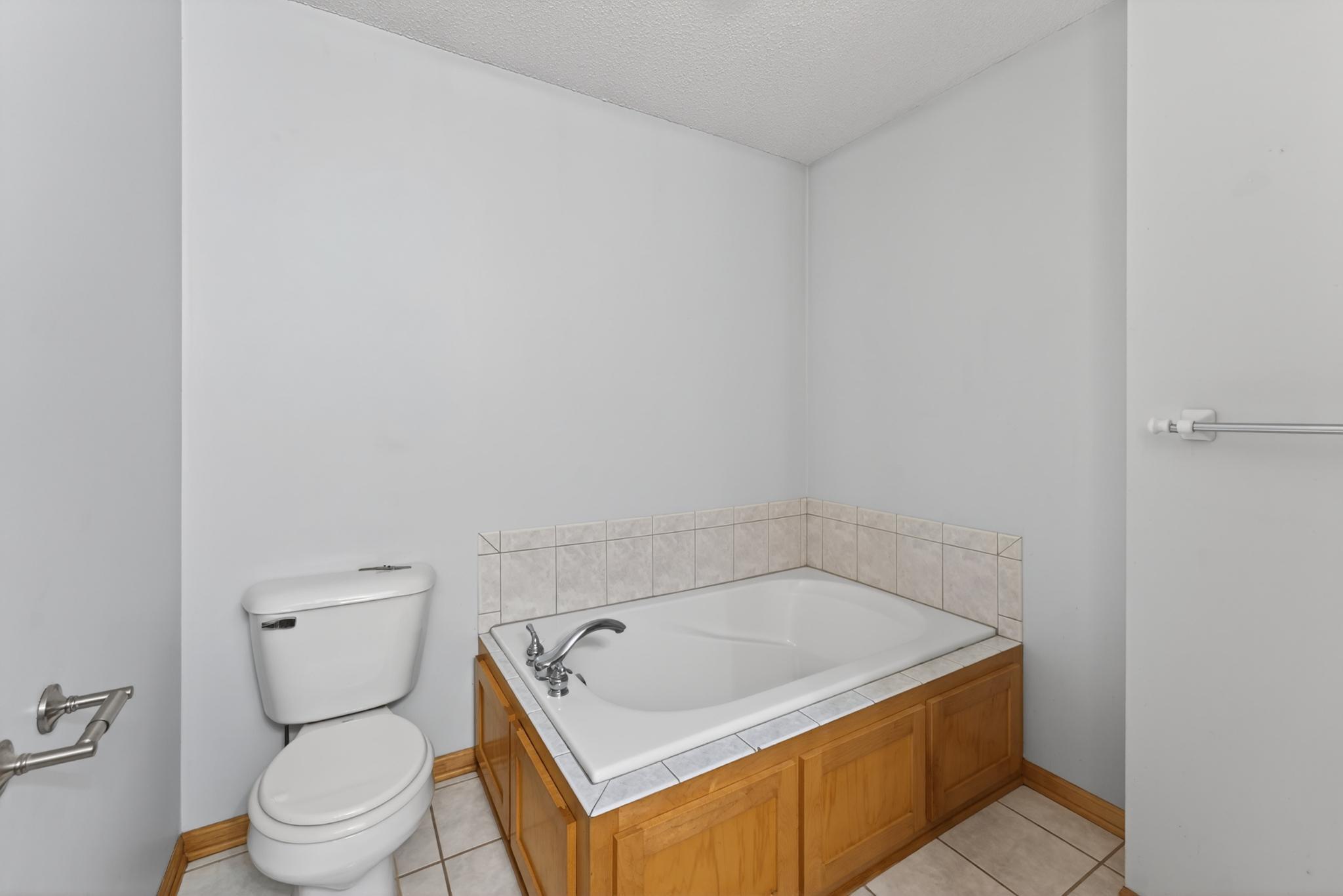 101 Carriage Hill Drive E Property Photo 18