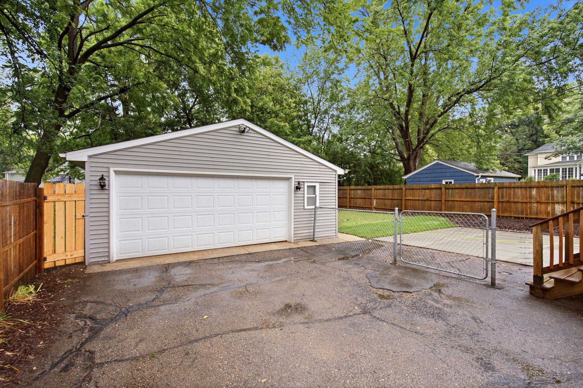 319 Van Buren Avenue S Property Photo 17