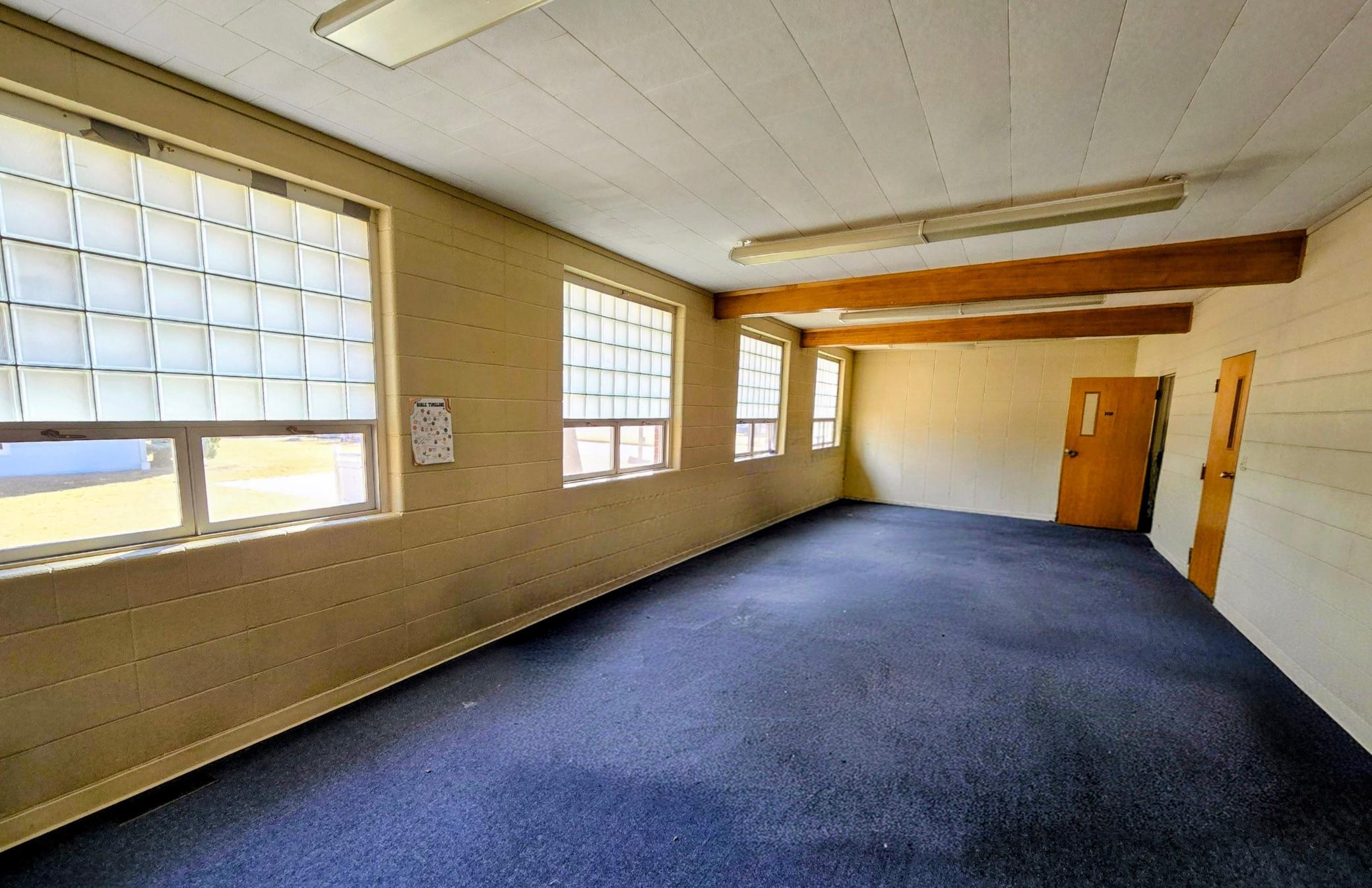 409 Wall Street E Property Photo 32