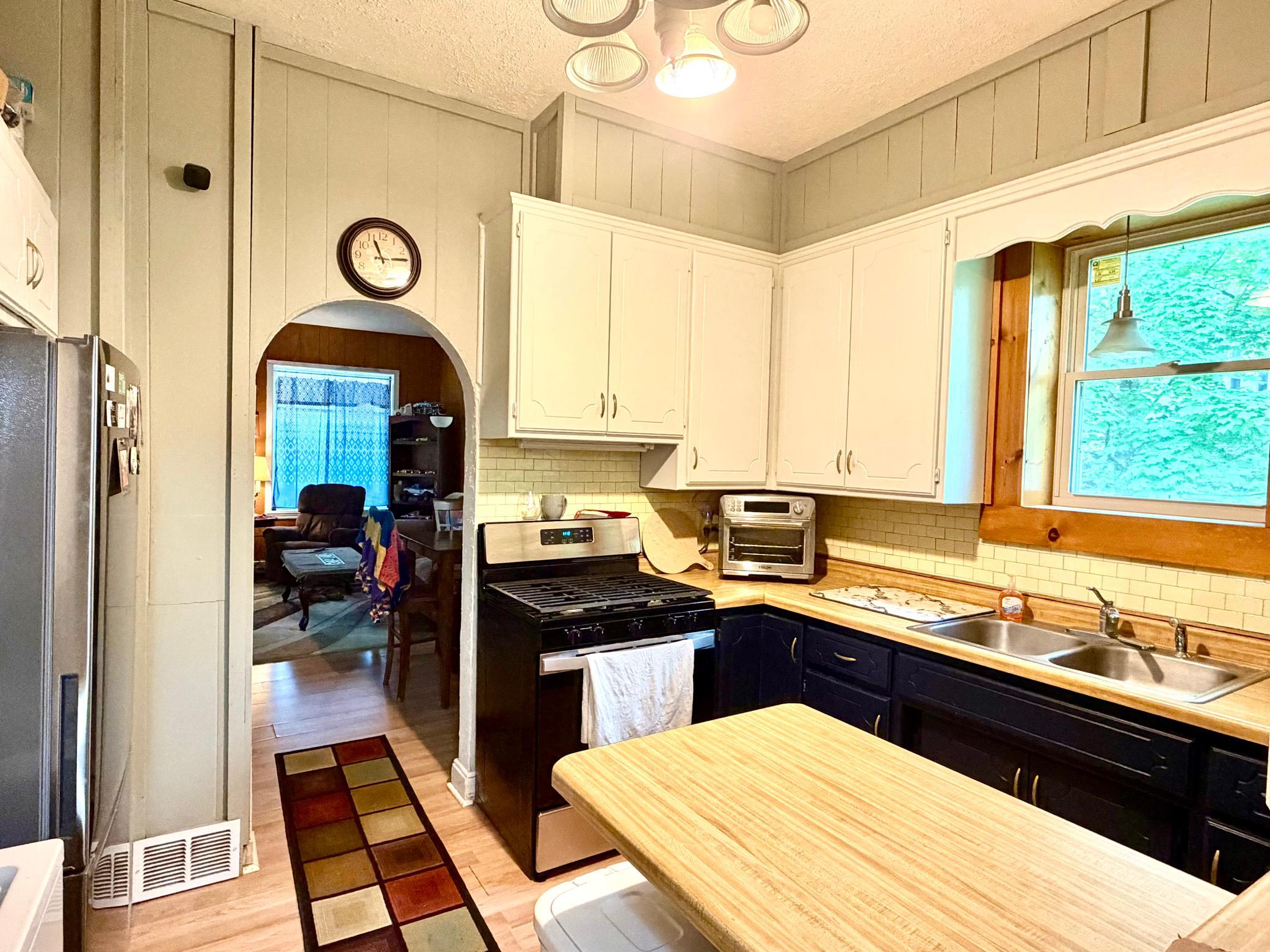 313 E Broadway Street Property Photo 6