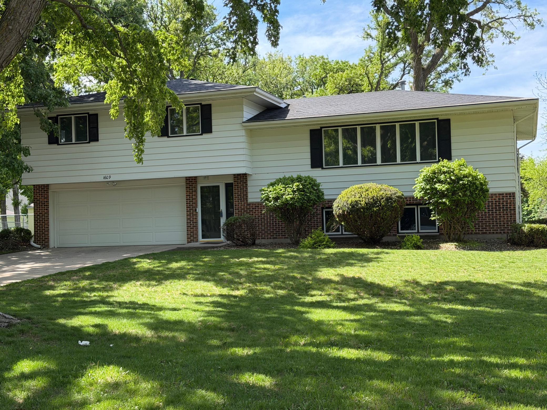 1609 Gateway Drive Property Photo 1