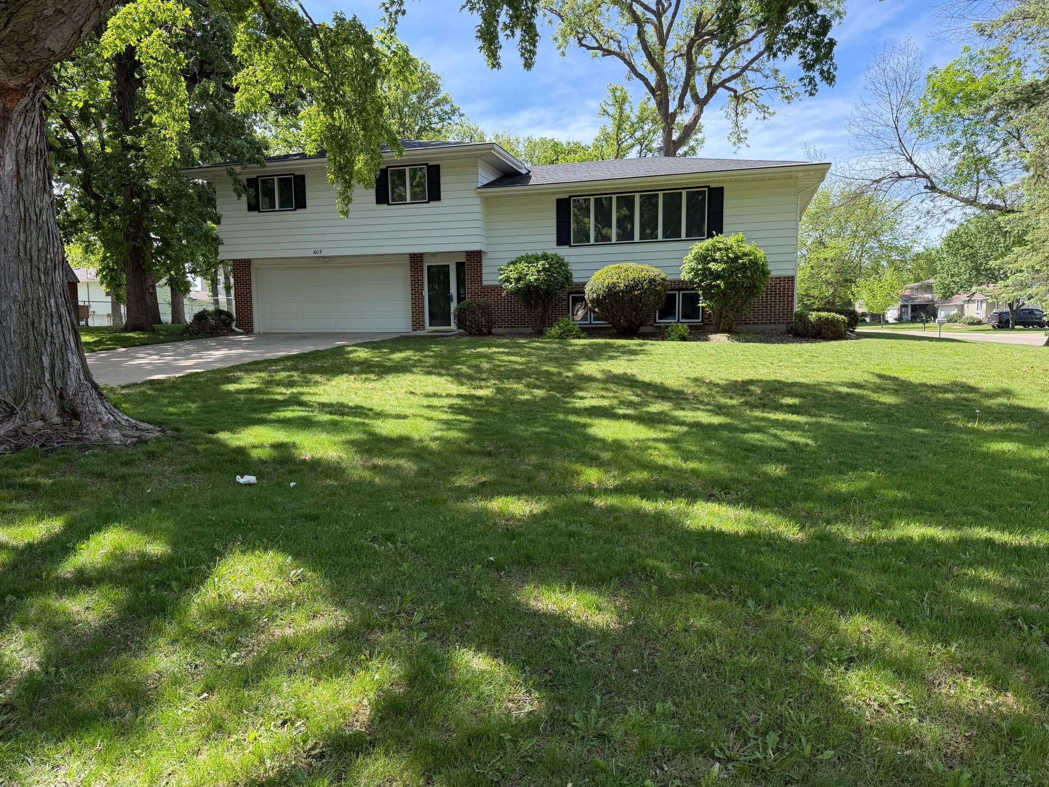 1609 Gateway Drive Property Photo 2