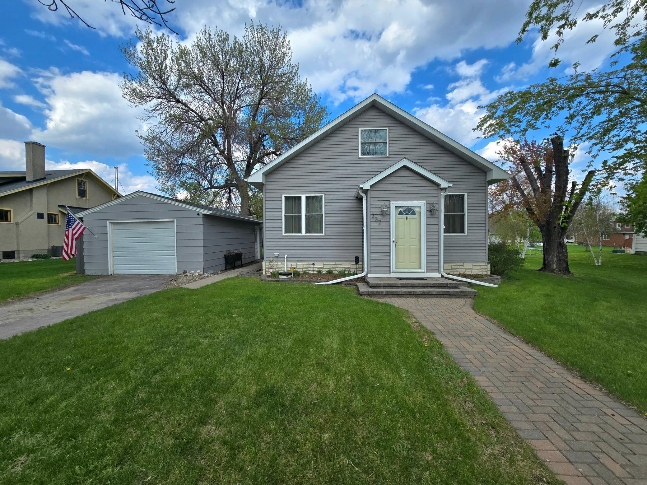 337 2nd Avenue E Property Photo 1