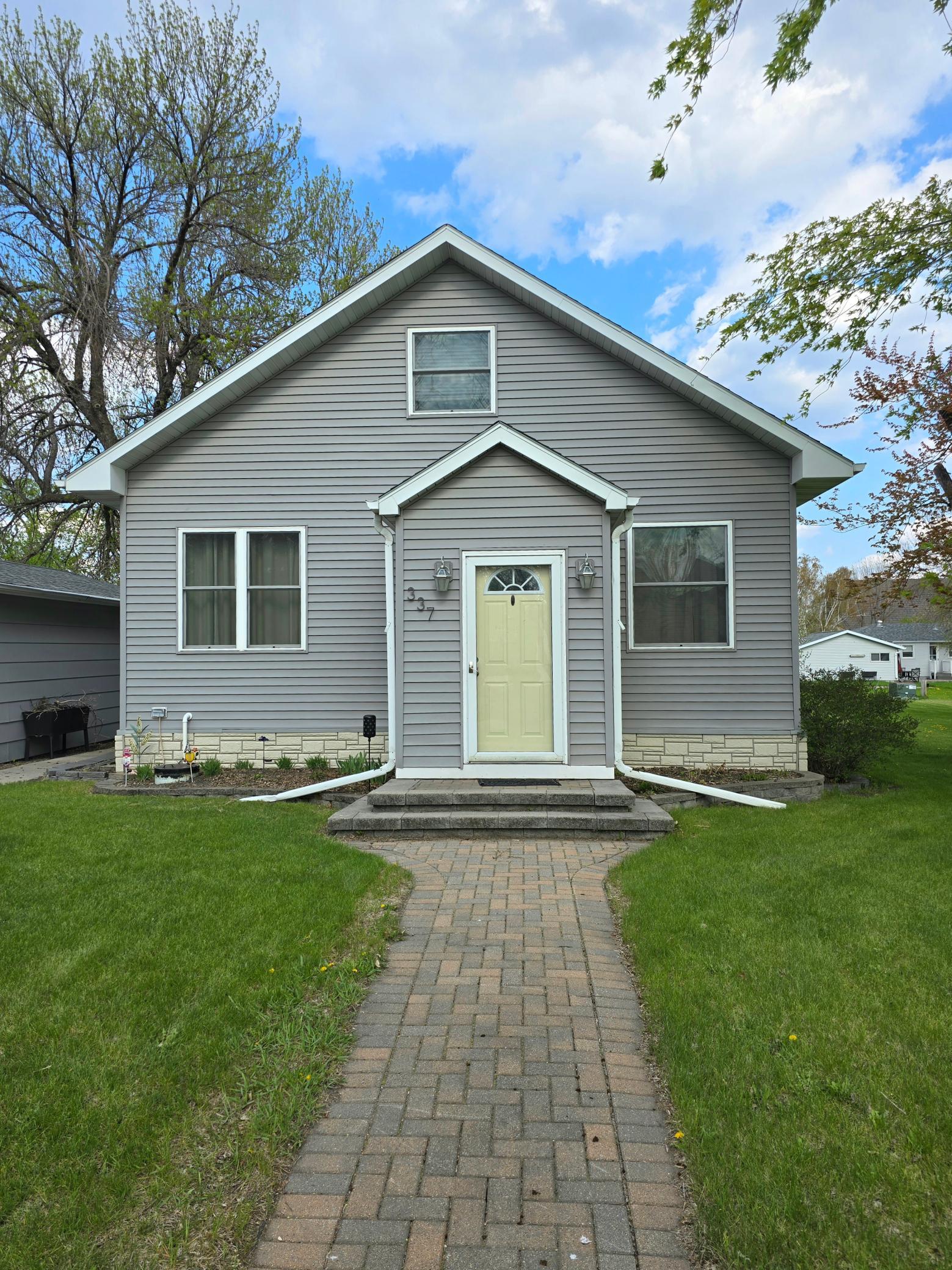 337 2nd Avenue E Property Photo 2