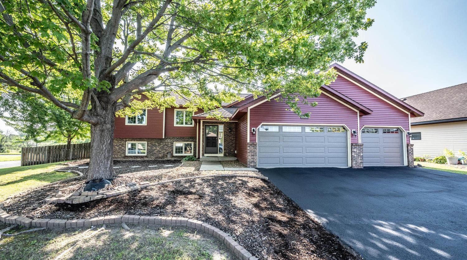 1500 Lakeview Curve Property Photo 1