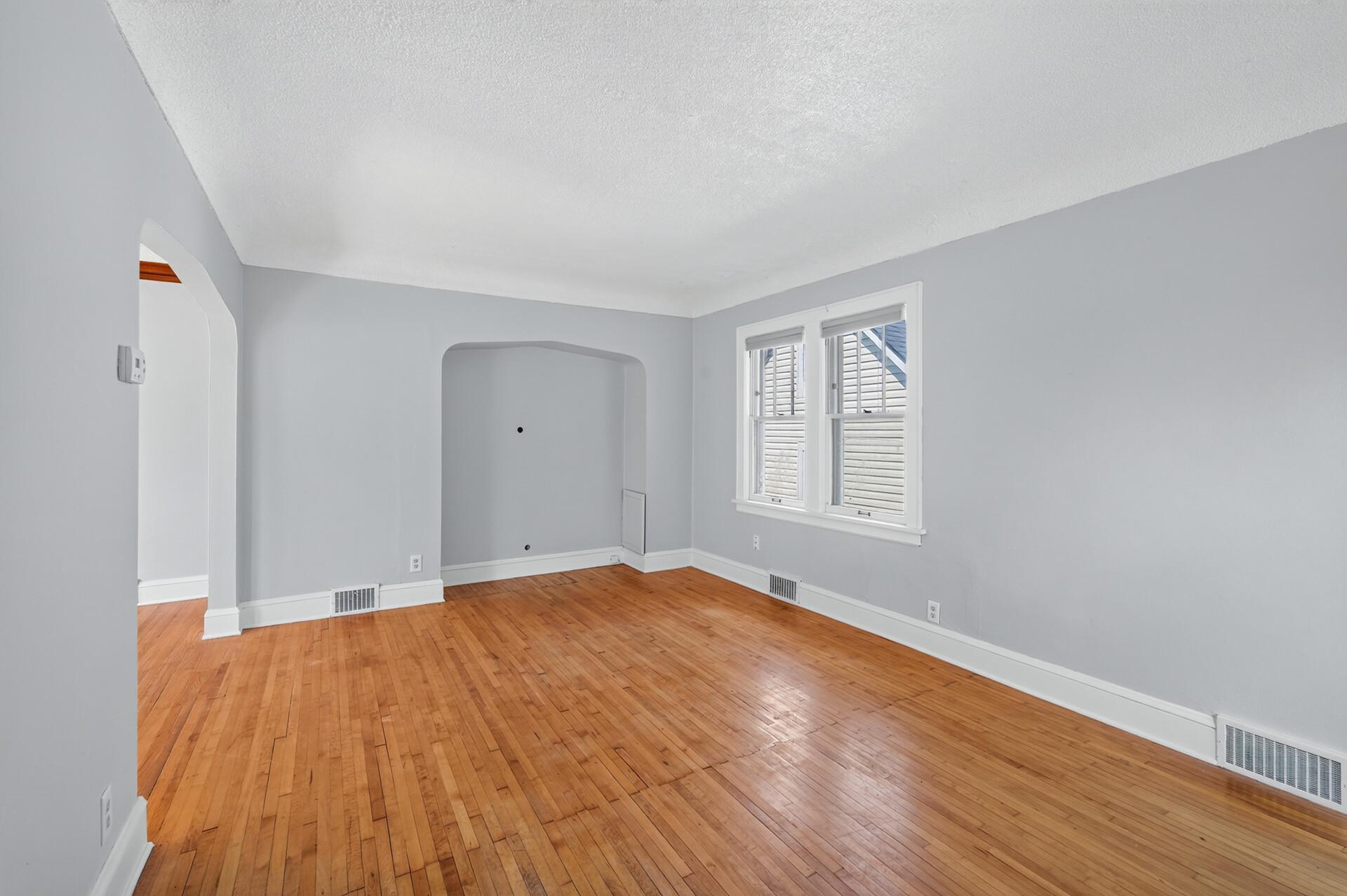 967 Rose Avenue E Property Photo 4