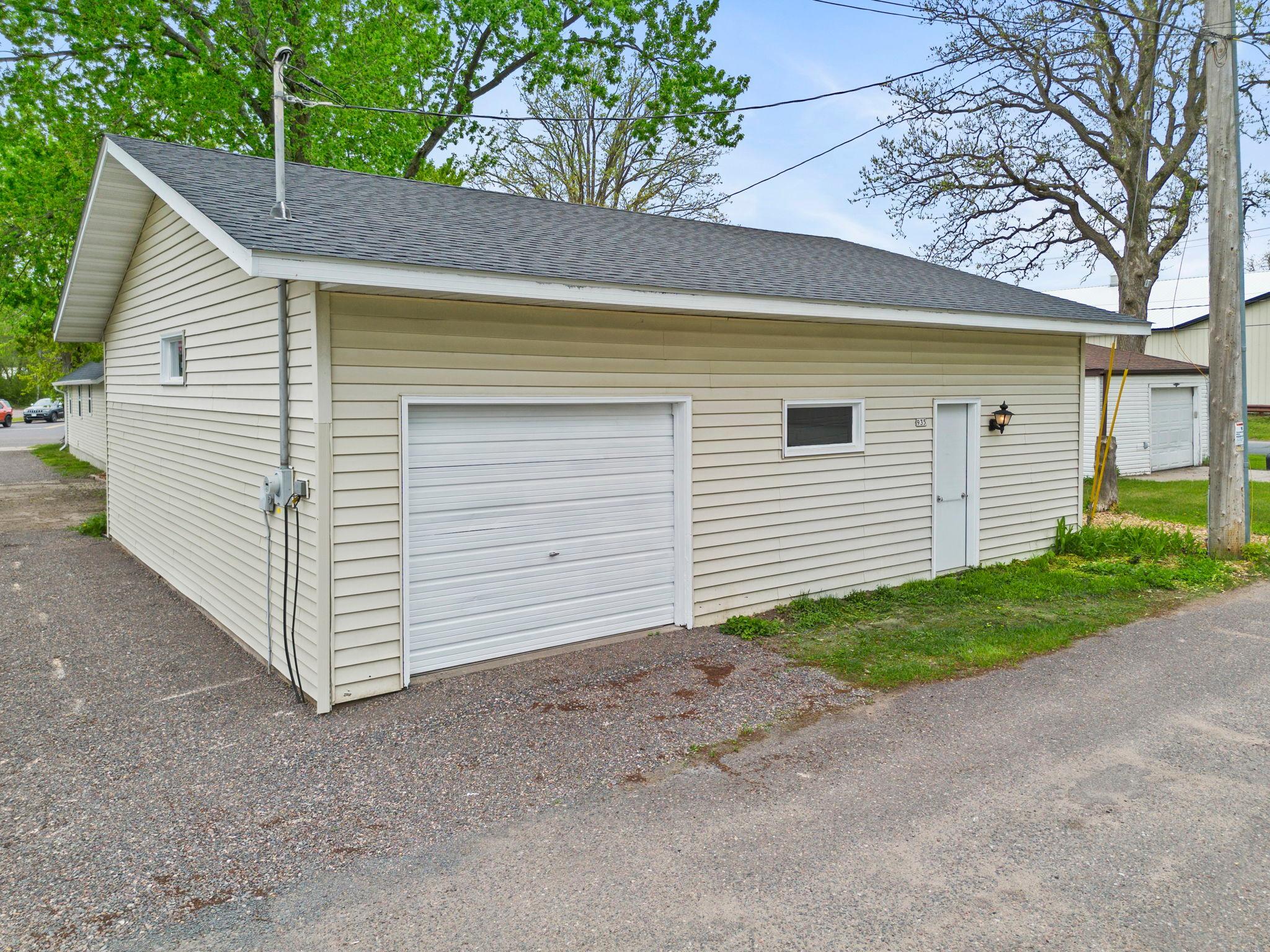 935 Hammond Property Photo 8