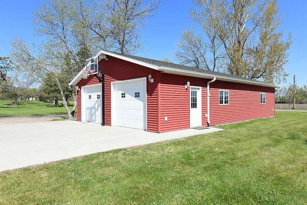 347 4th Avenue W Property Photo 7