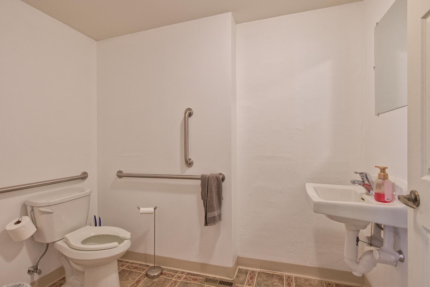 121 Main Avenue W Property Photo 7