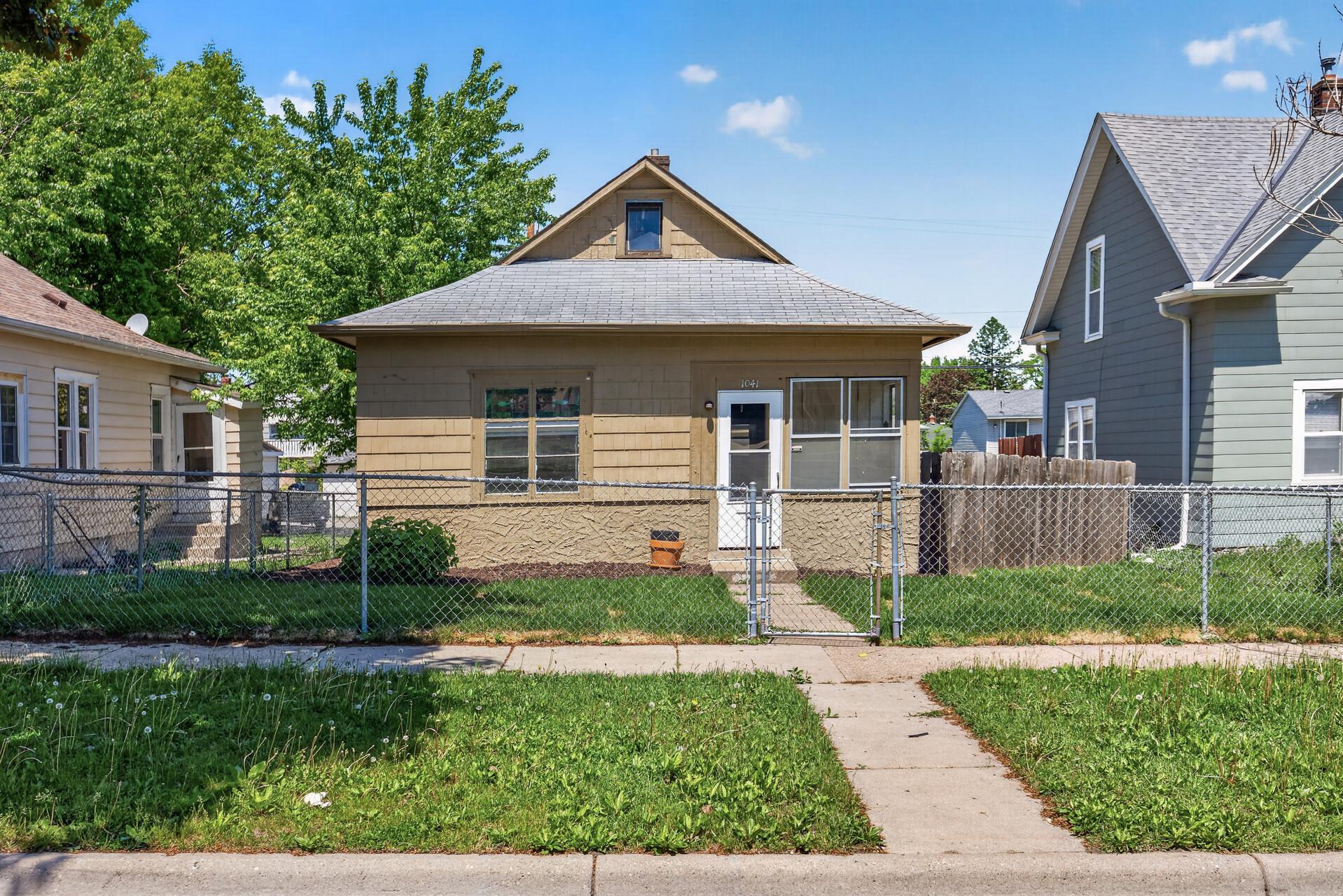 1041 Magnolia Avenue E Property Photo 2