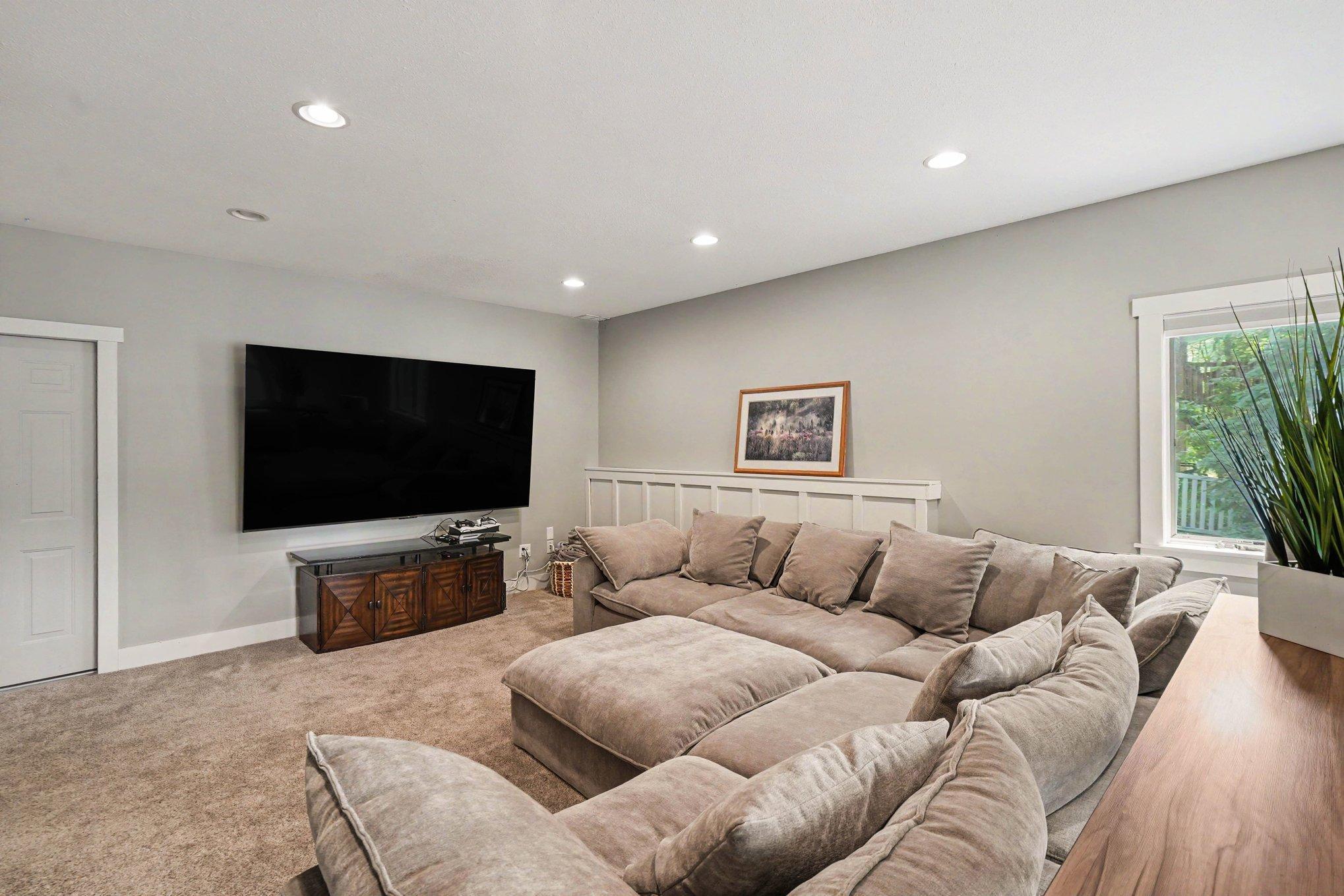 685 Flora Square Property Photo 27