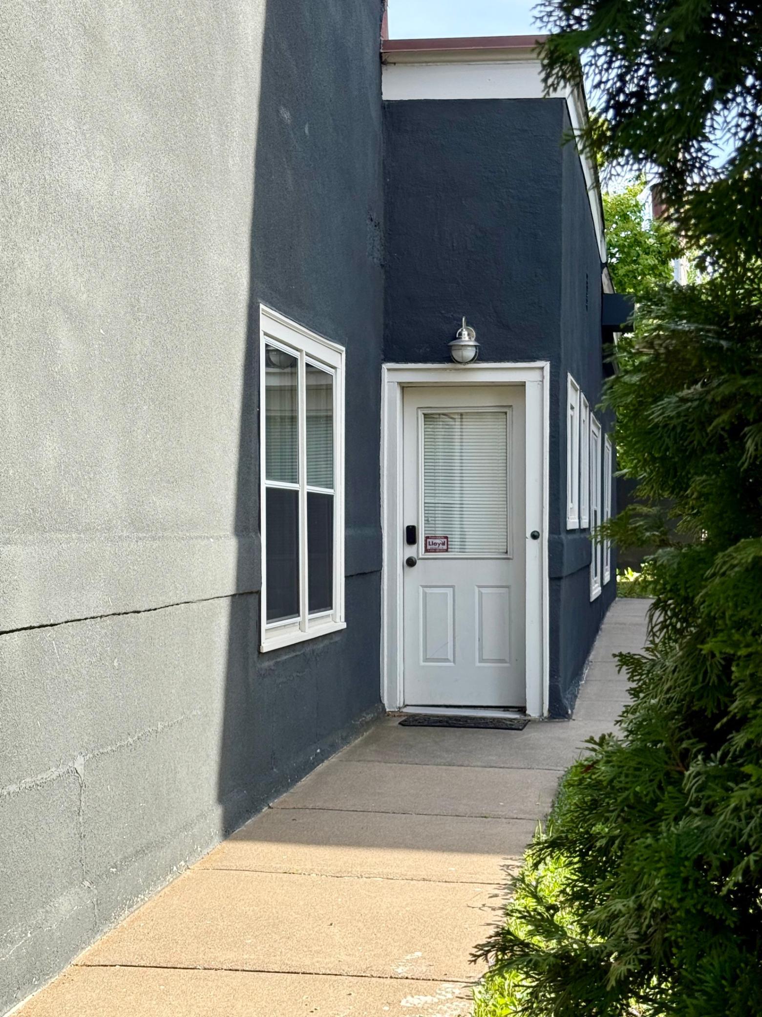 3015 E Franklin Avenue Property Photo 4