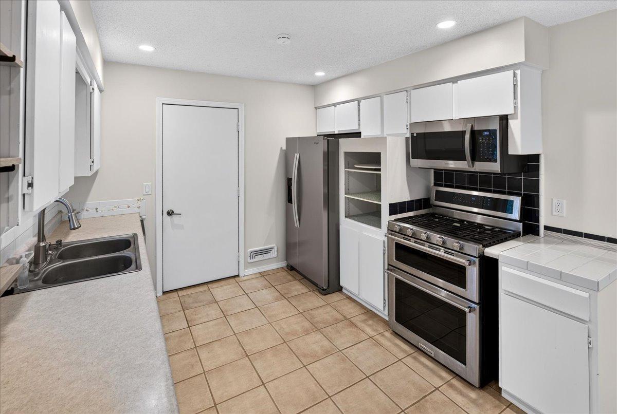 10204 Valley Forge Lane N Property Photo 6