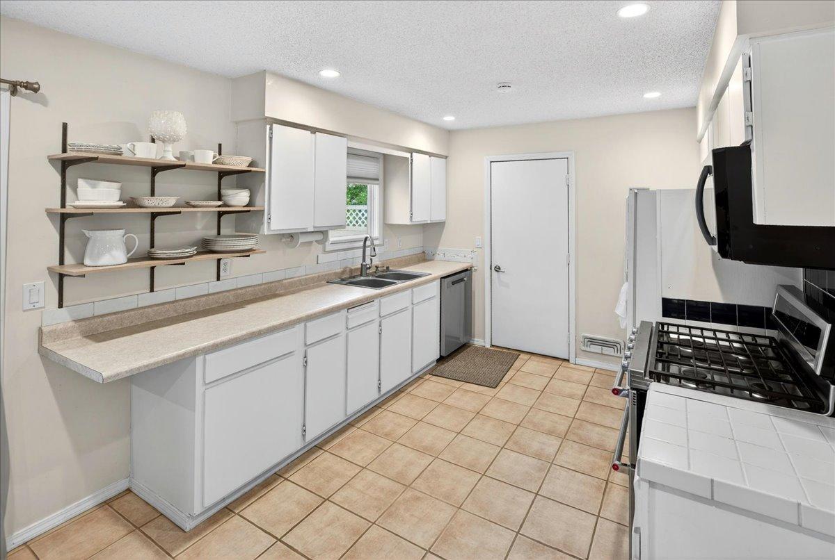 10204 Valley Forge Lane N Property Photo 7