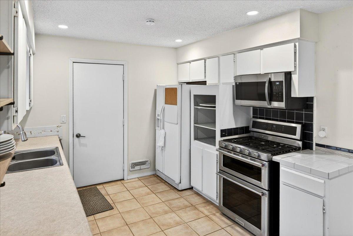 10204 Valley Forge Lane N Property Photo 8