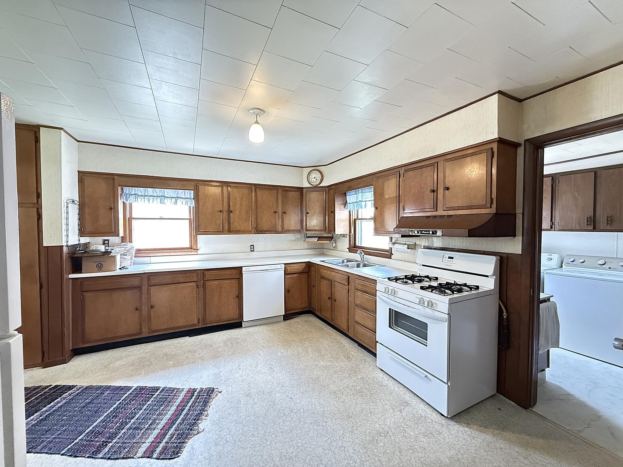 324 E Maple Street Property Photo 8