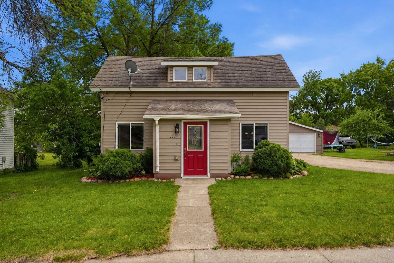 114 E Oak Street Property Photo 1