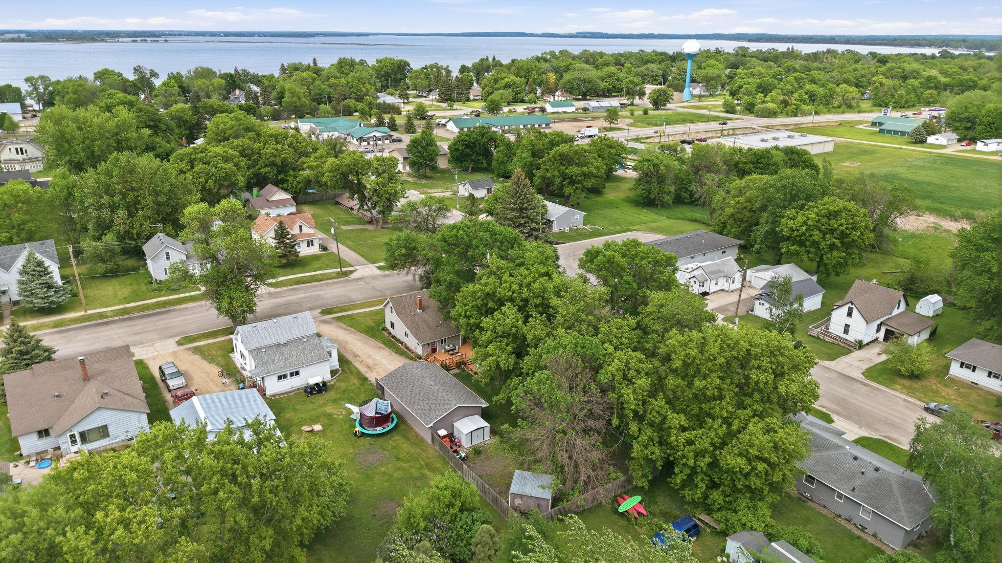 114 E Oak Street Property Photo 4