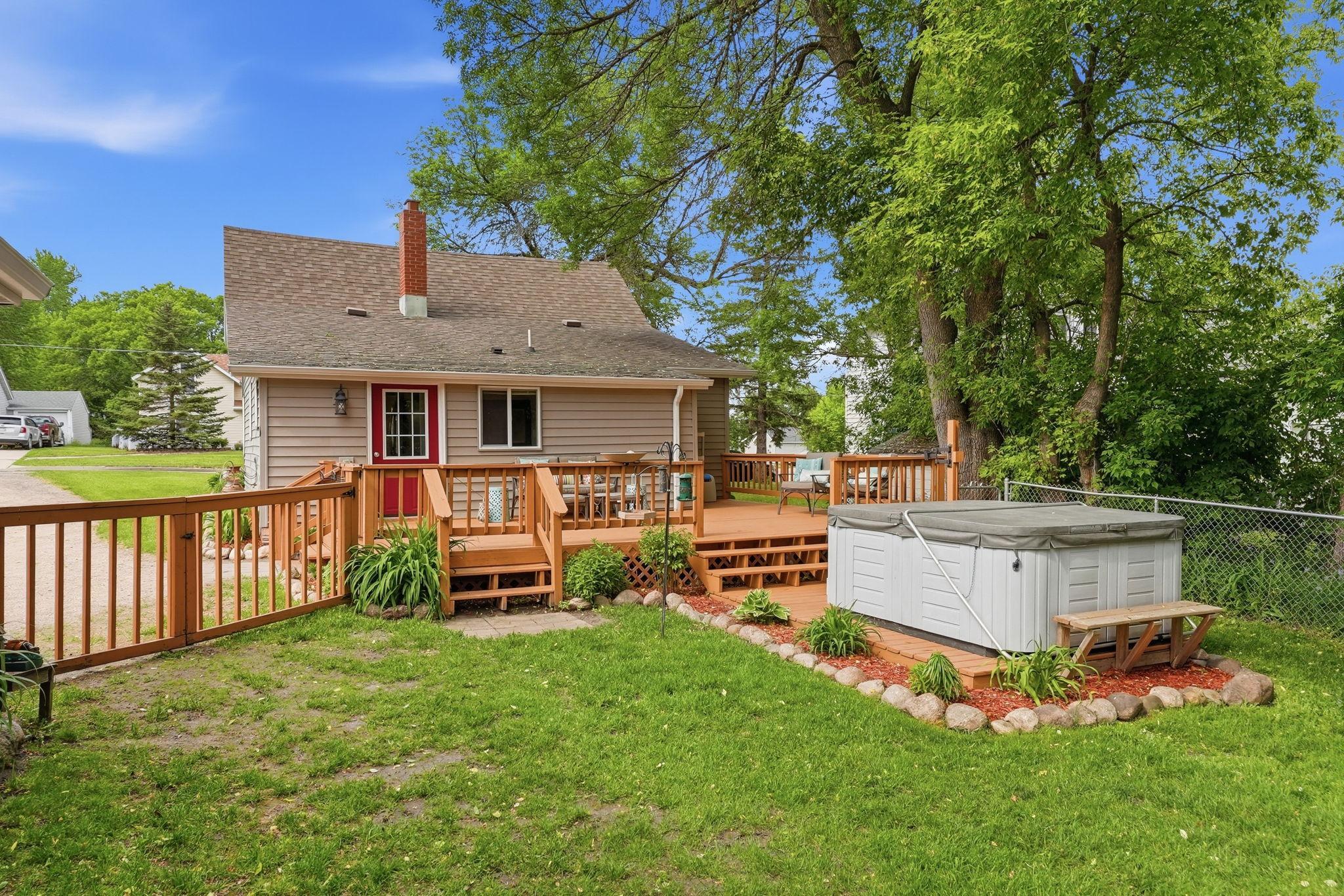 114 E Oak Street Property Photo 5