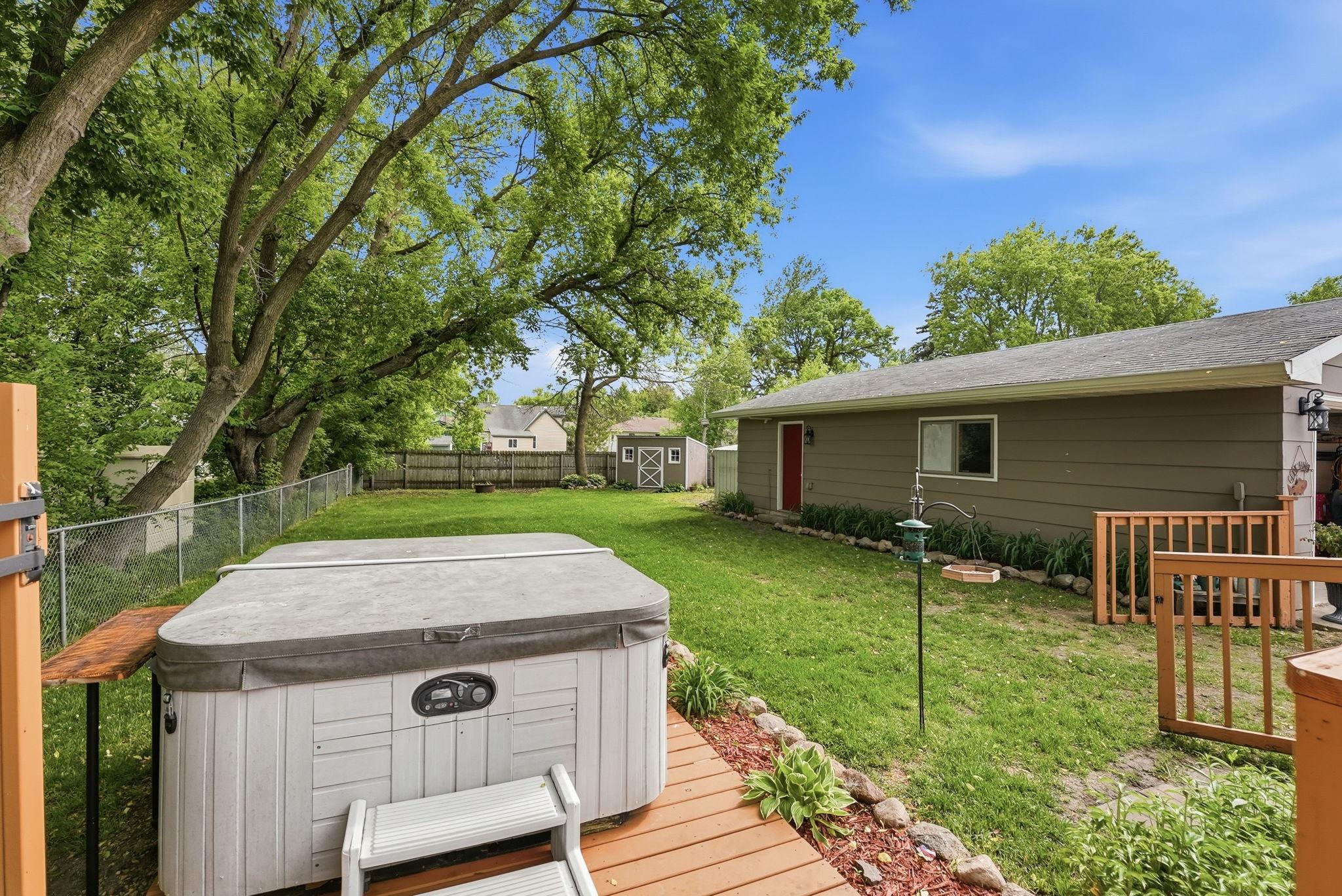 114 E Oak Street Property Photo 8