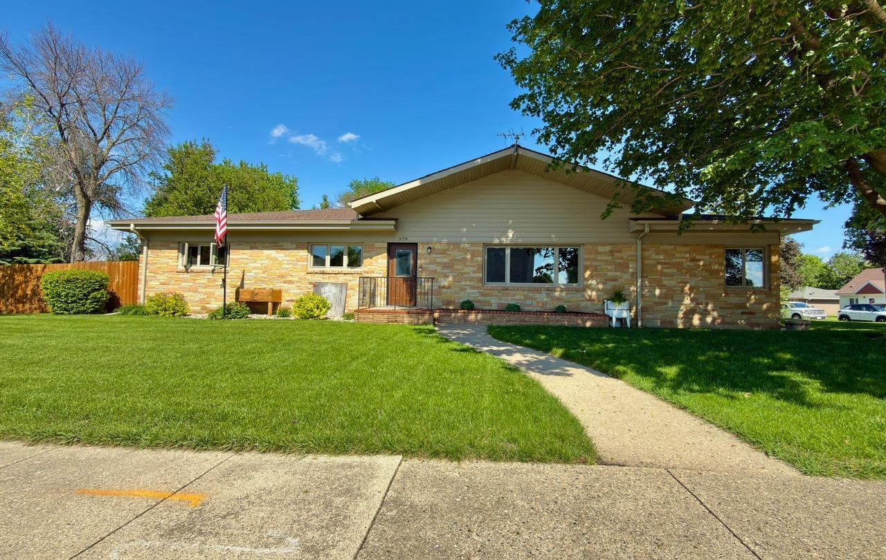 979 S Prairie Avenue Property Photo 1
