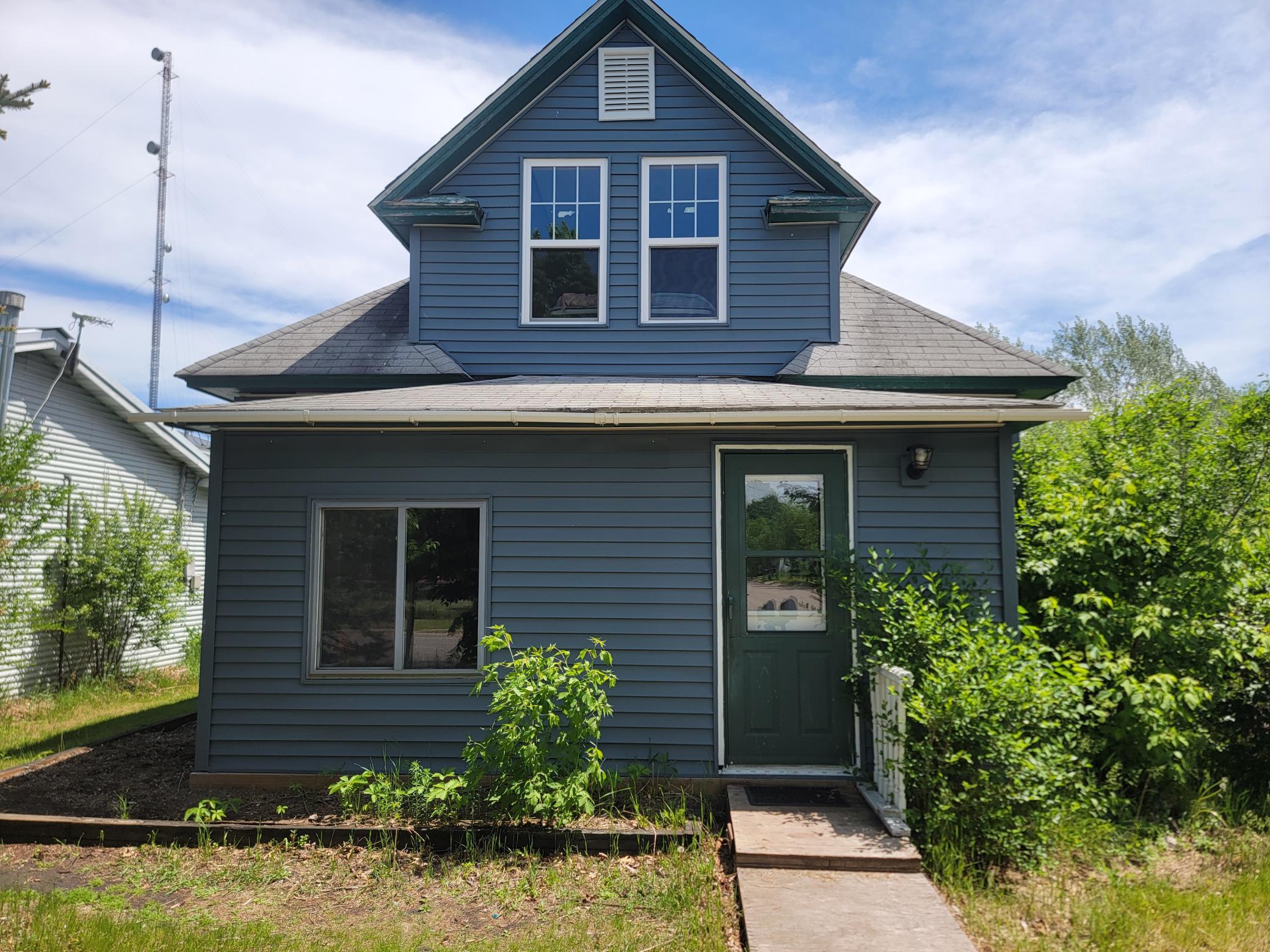 320 8th Street Se B Property Photo 1