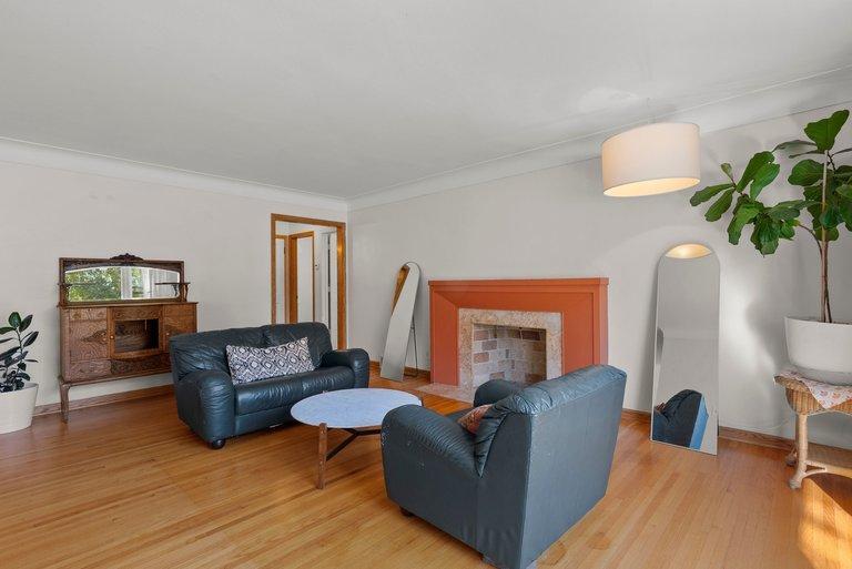 4529 Beard Avenue N Property Photo 4