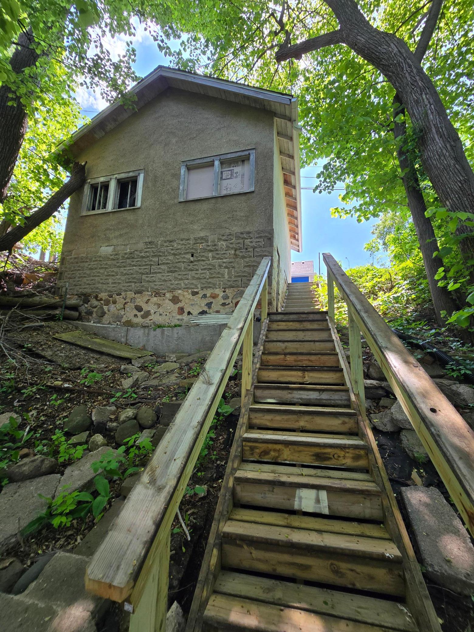 90 Maple Avenue E Property Photo 4