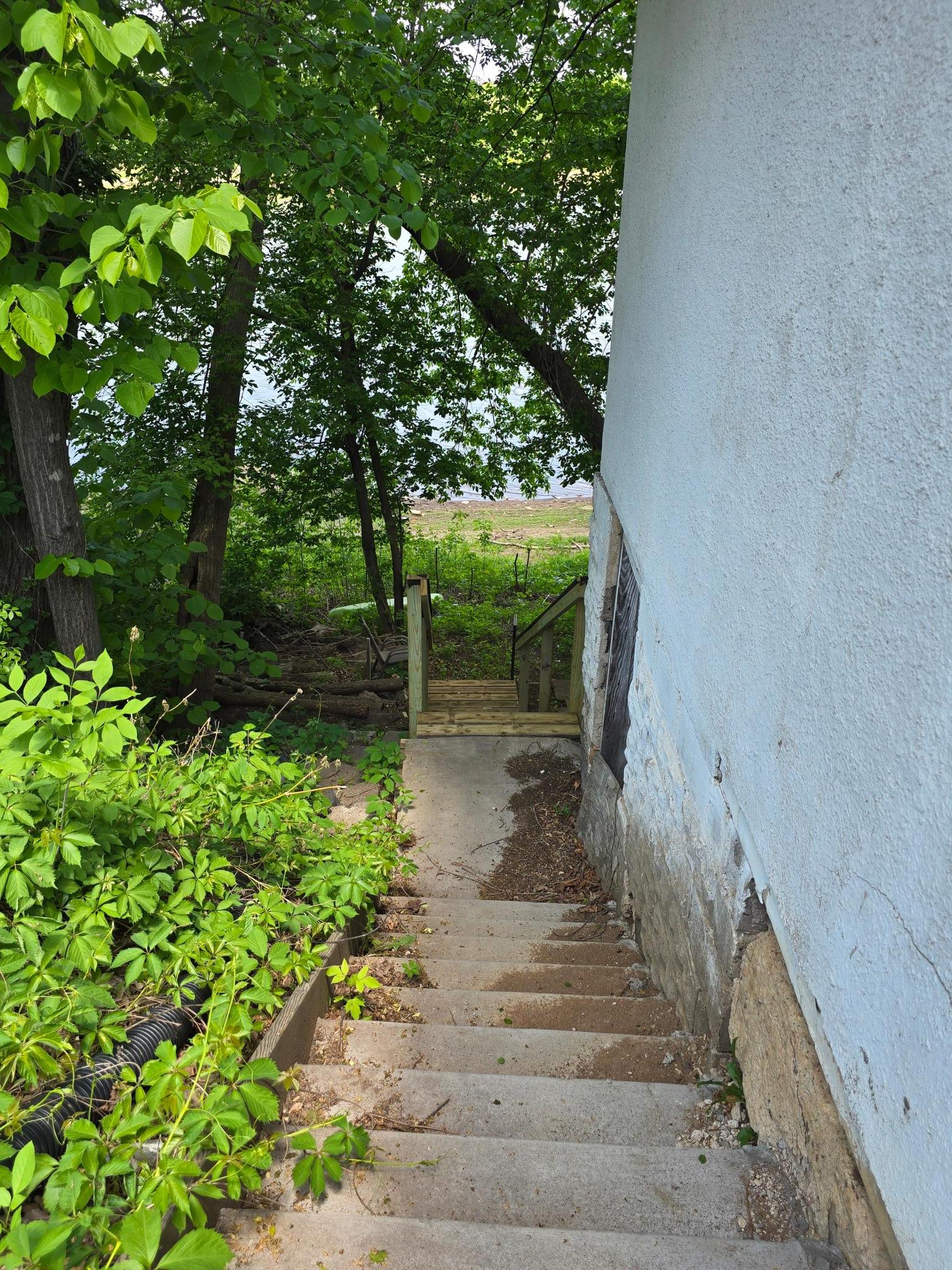 90 Maple Avenue E Property Photo 5