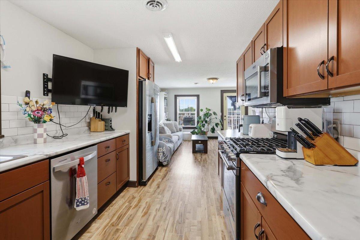 90 Maple Avenue E Property Photo 18