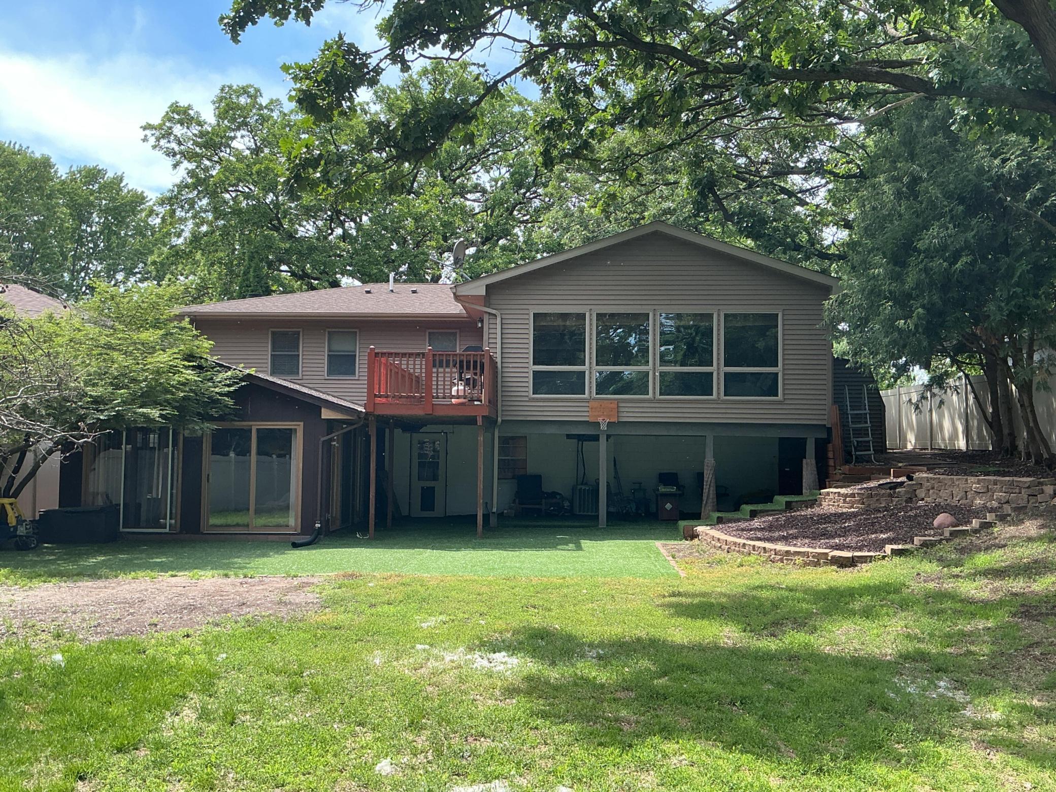 5220 Quail Avenue N Property Photo 2