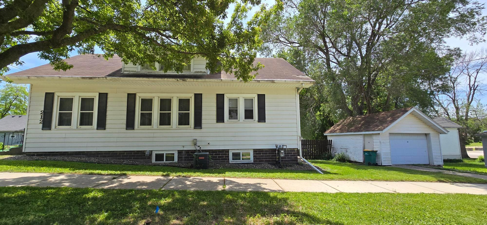 212 E 5th Street Property Photo 2