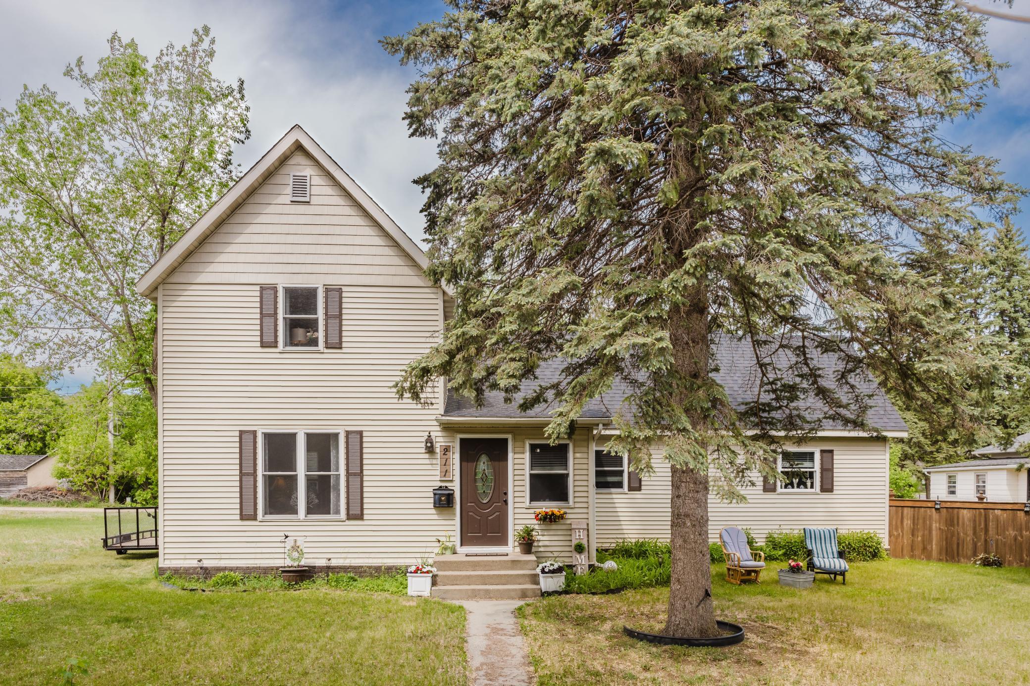 211 Main Avenue N Property Photo 1