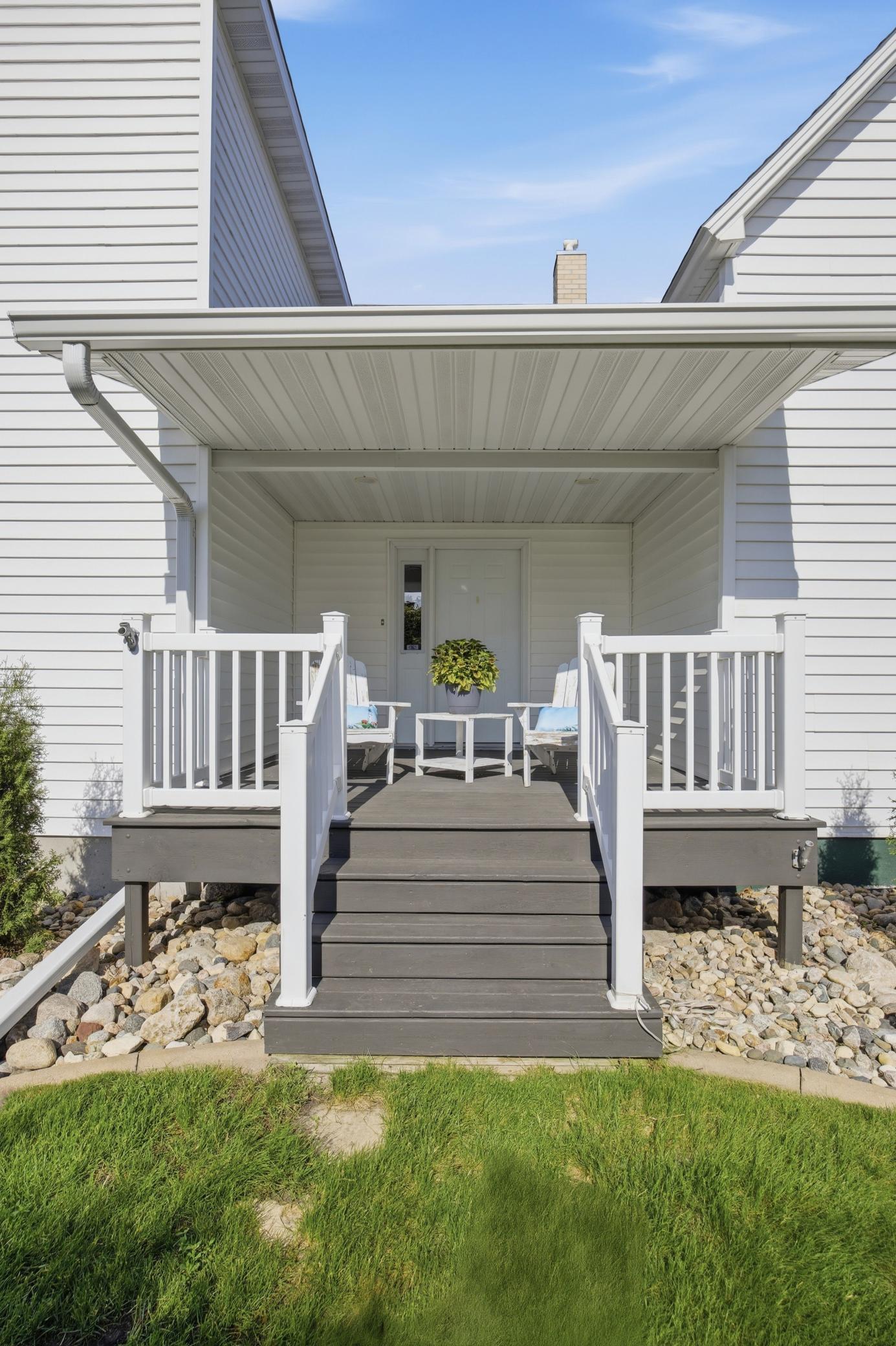 1323 S River Drive Property Photo 6