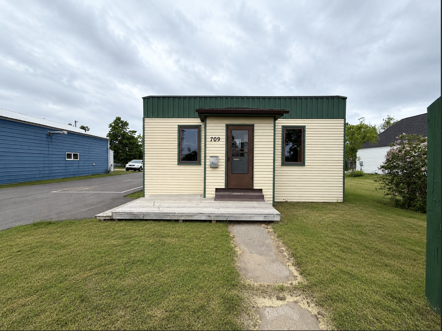 709 Washington Avenue S Property Photo 1