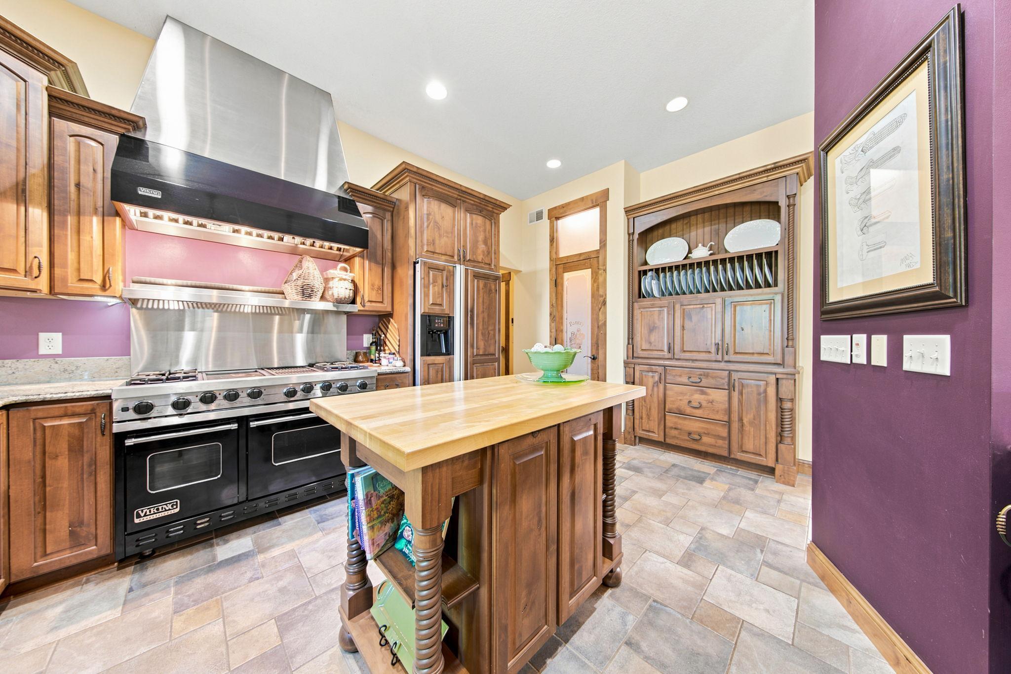 1008 Newhall Drive Property Photo 8