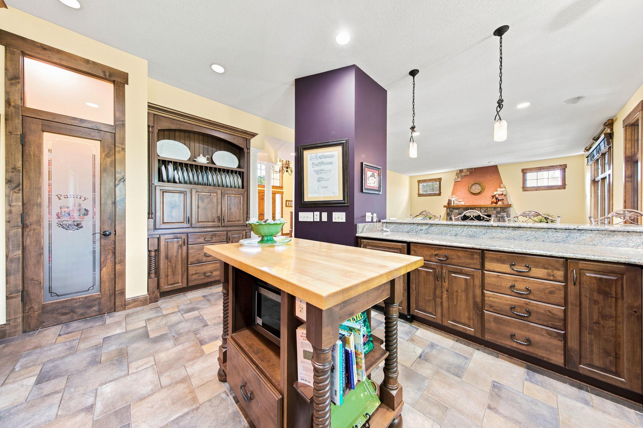 1008 Newhall Drive Property Photo 10