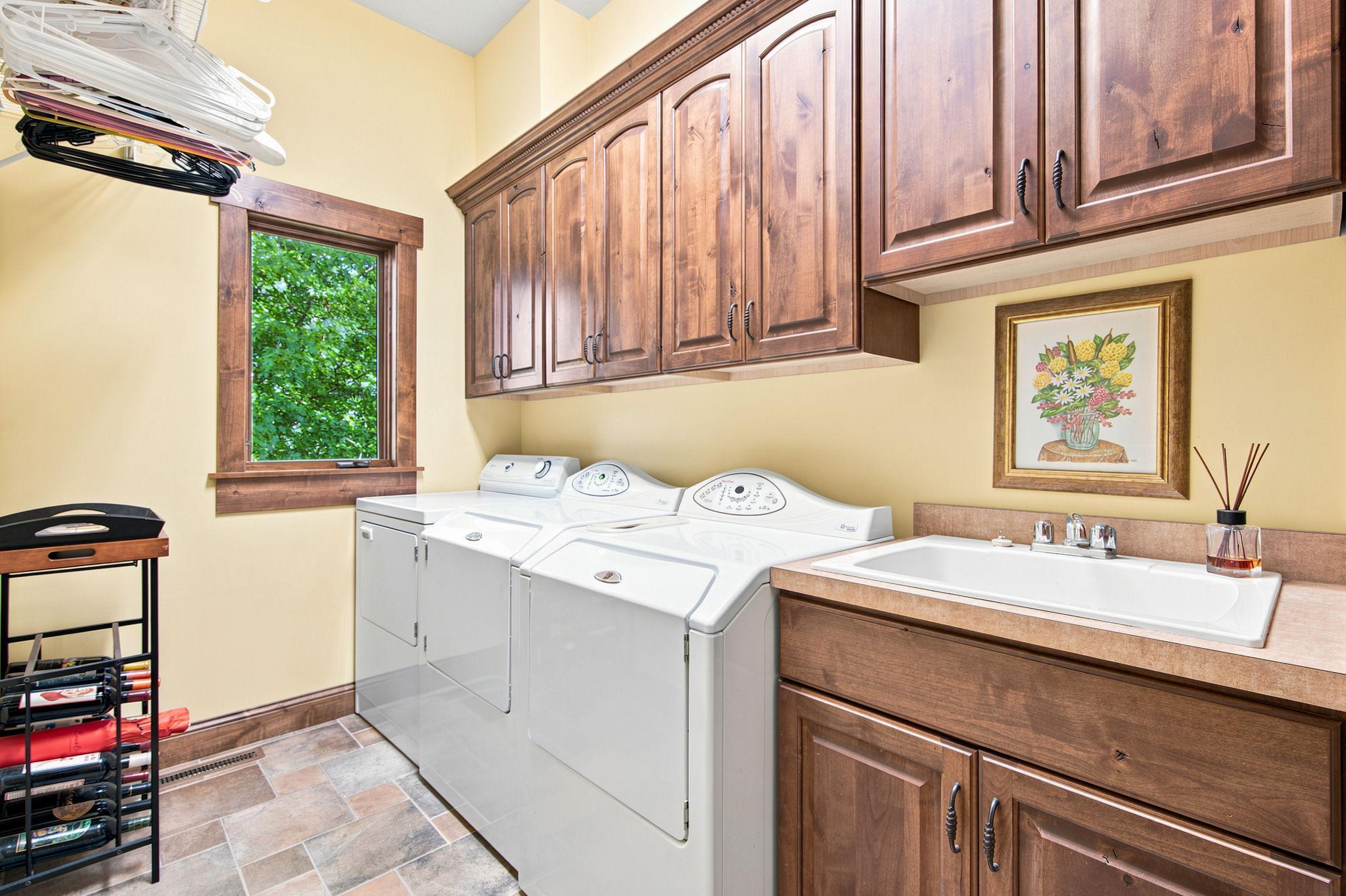 1008 Newhall Drive Property Photo 25