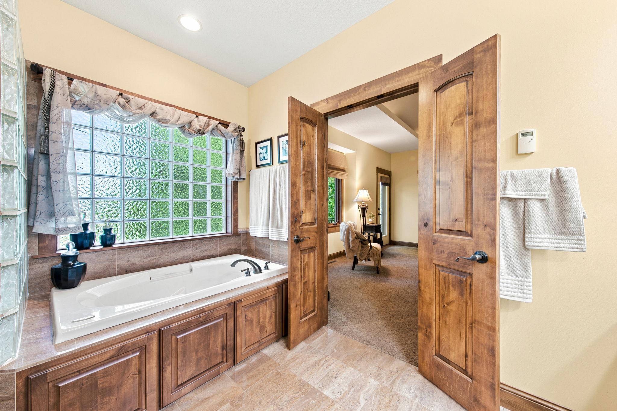 1008 Newhall Drive Property Photo 33