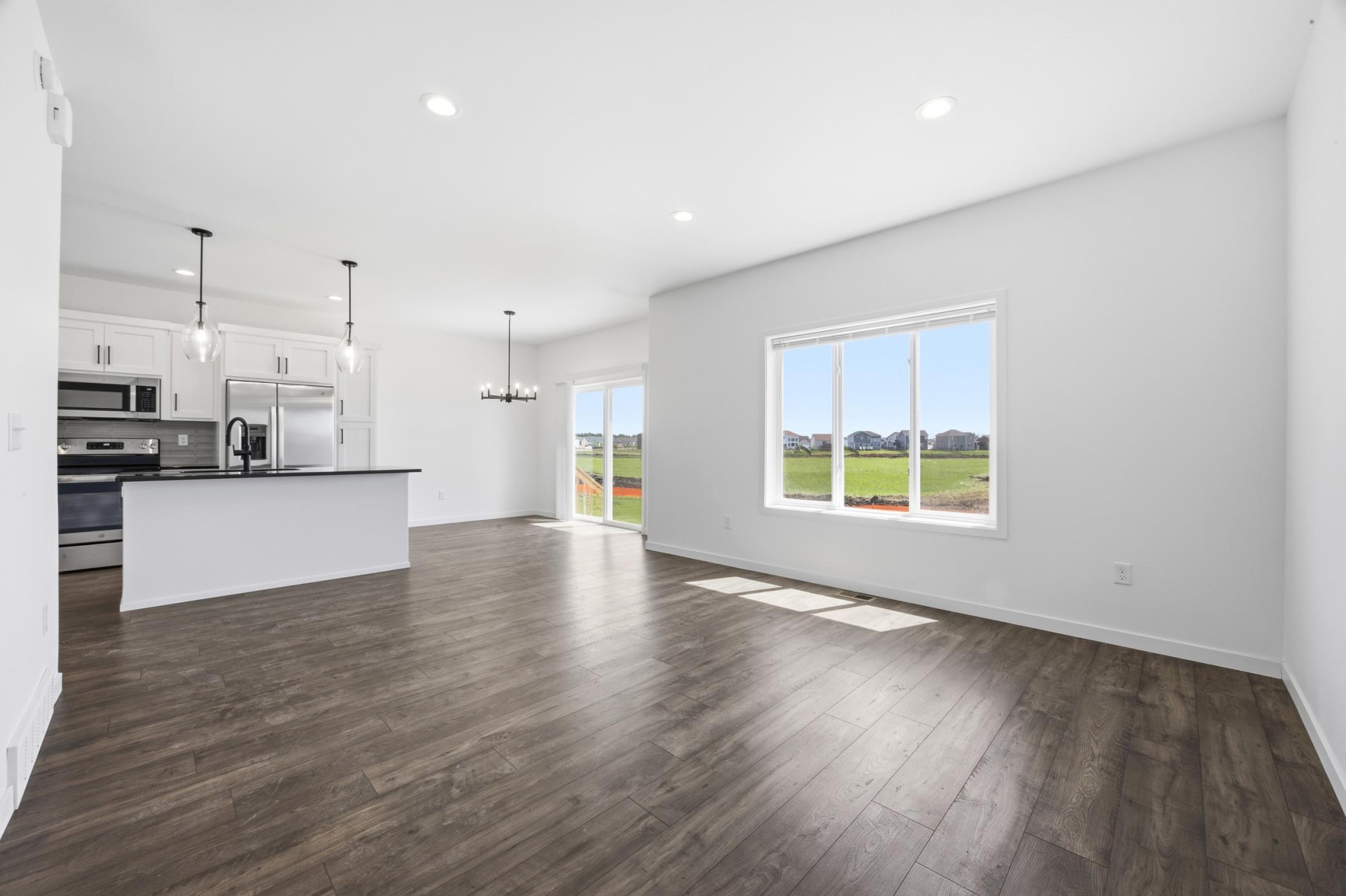 5555 Lori Lane W Property Photo 4