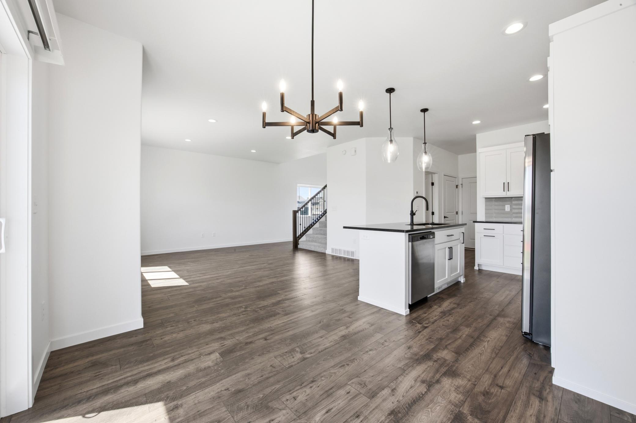 5555 Lori Lane W Property Photo 10
