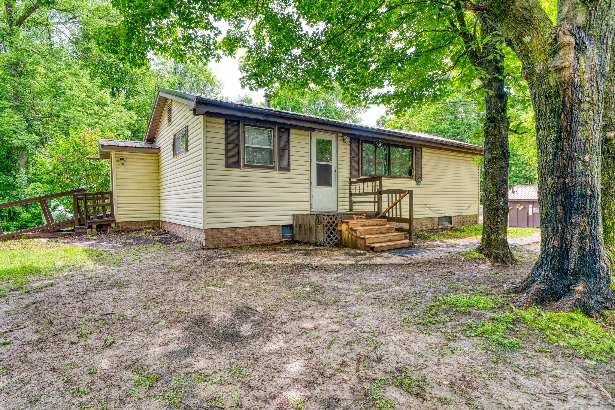 48215 Hawthorn Dr Property Photo 1