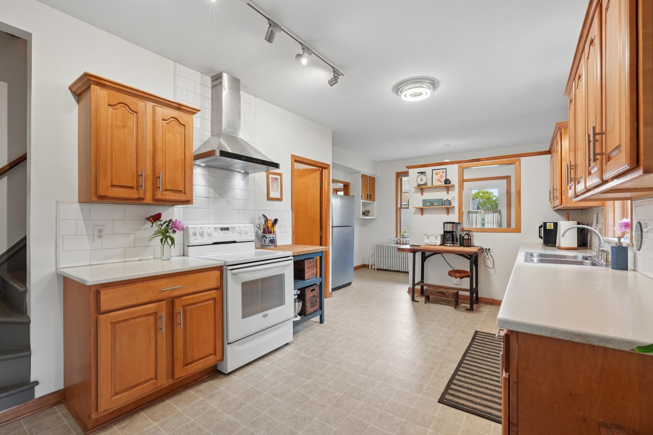 215 Elm Street W Property Photo 4