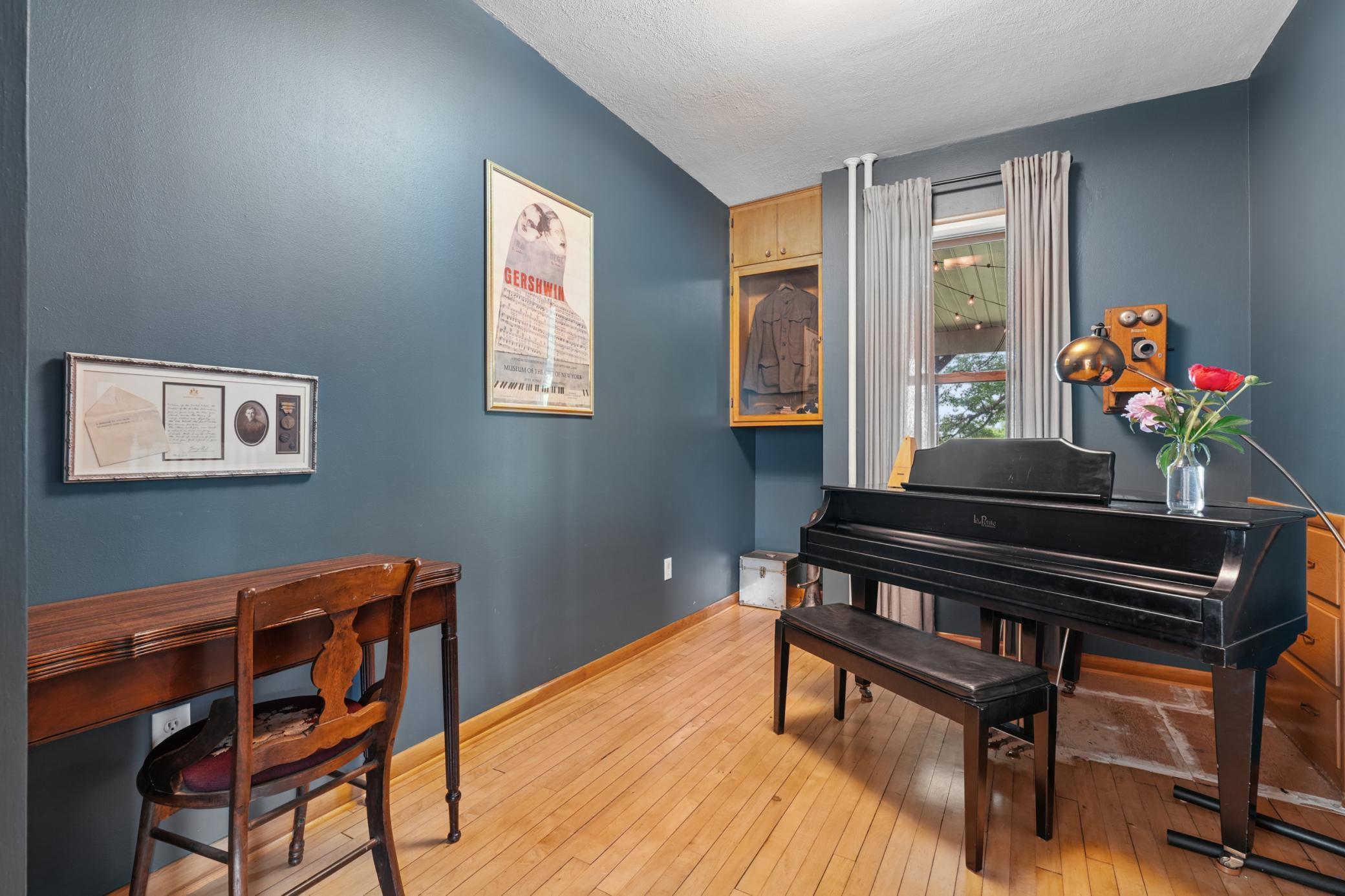 215 Elm Street W Property Photo 8